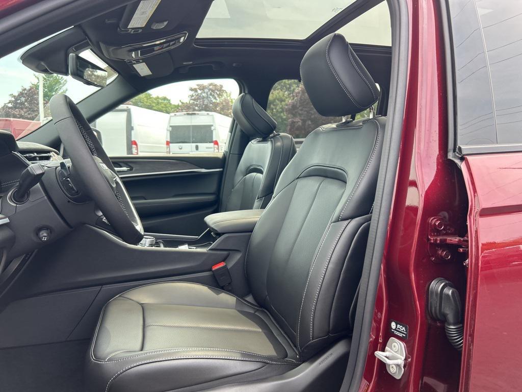new 2025 Jeep Grand Cherokee car, priced at $50,270