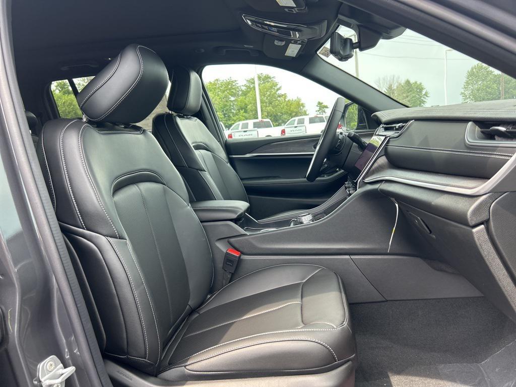 new 2025 Jeep Grand Cherokee car, priced at $47,270