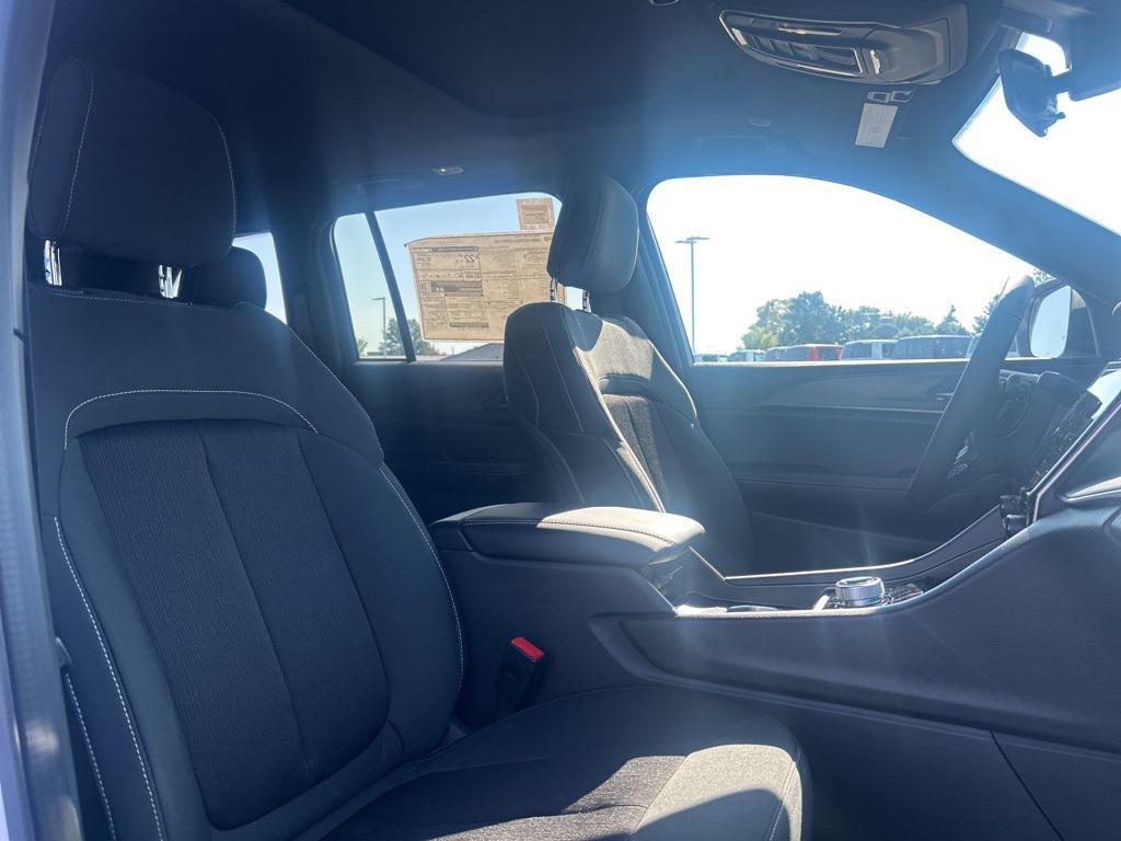 new 2025 Jeep Grand Cherokee car, priced at $38,205