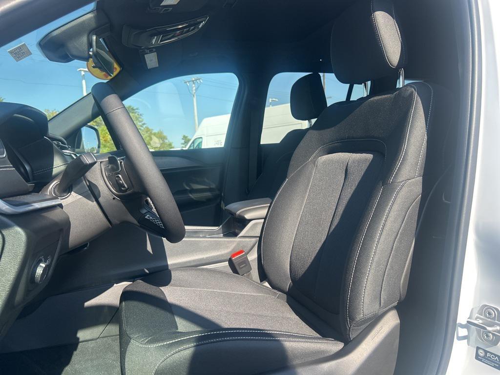 new 2025 Jeep Grand Cherokee car, priced at $38,205