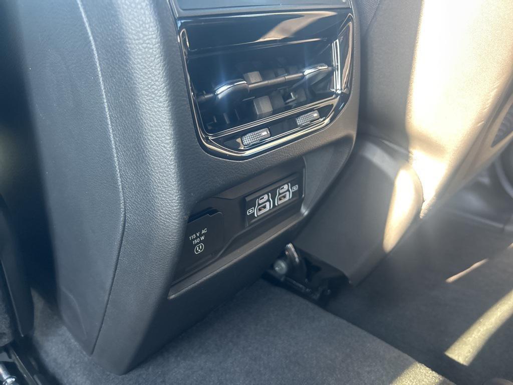 new 2025 Jeep Grand Cherokee car, priced at $38,205