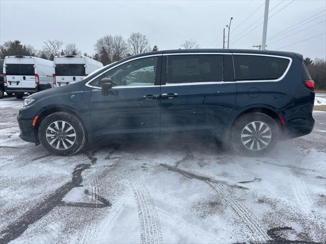 new 2025 Chrysler Pacifica Hybrid car, priced at $46,245