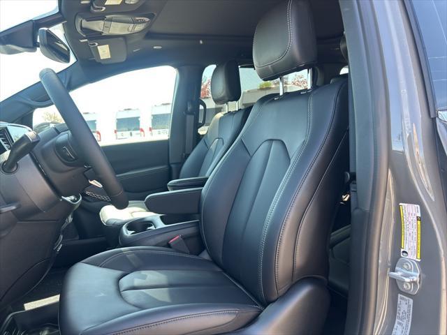 new 2025 Chrysler Pacifica car, priced at $47,221