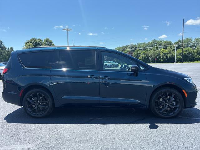 new 2025 Chrysler Pacifica car, priced at $51,287