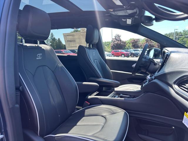new 2025 Chrysler Pacifica car, priced at $51,287