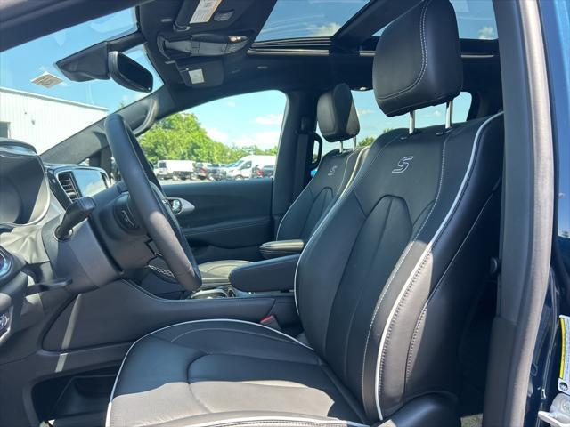 new 2025 Chrysler Pacifica car, priced at $51,287