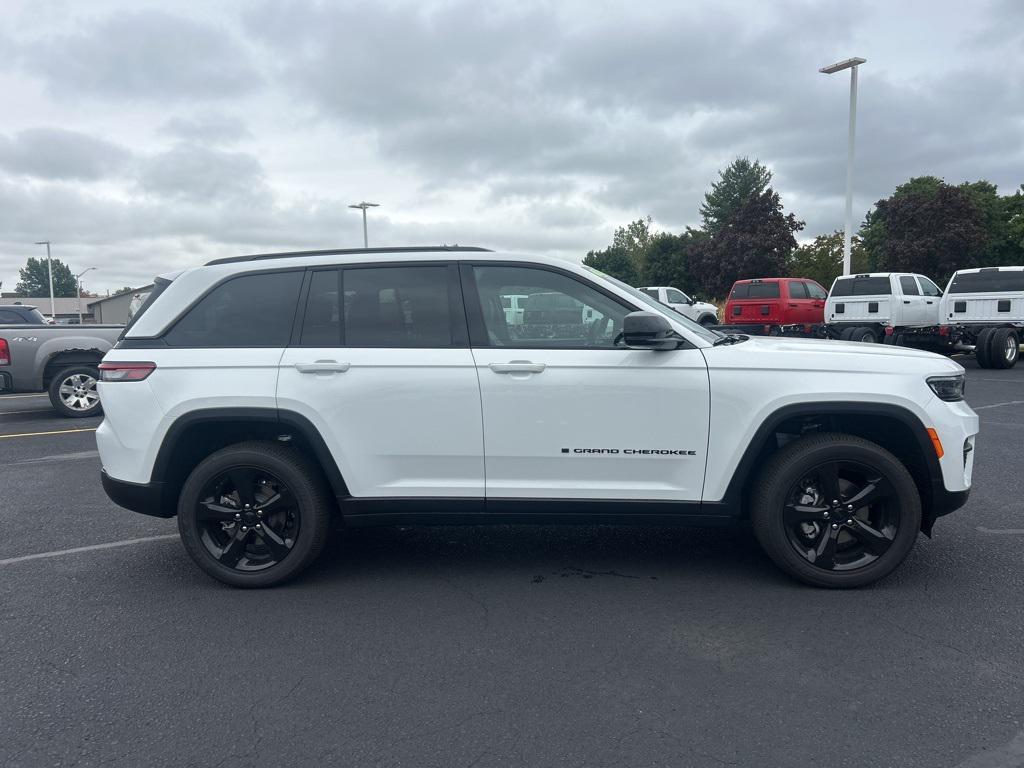 new 2025 Jeep Grand Cherokee car, priced at $39,247