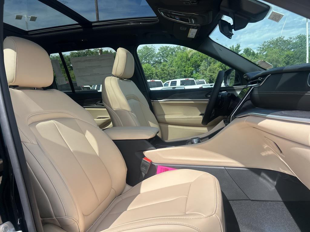 new 2025 Jeep Grand Cherokee car, priced at $45,051