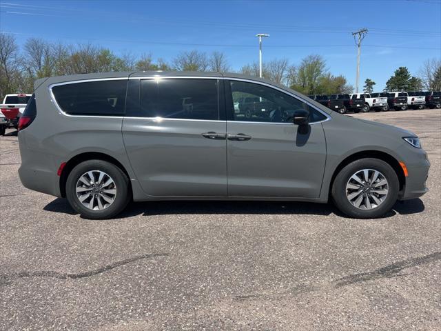 new 2025 Chrysler Pacifica Hybrid car, priced at $48,476