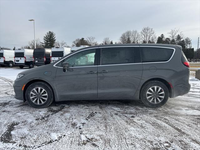 new 2025 Chrysler Pacifica Hybrid car, priced at $47,525