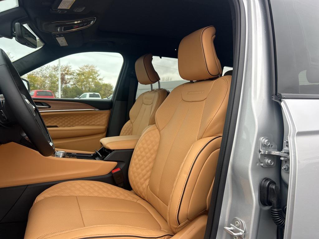 new 2025 Jeep Grand Cherokee car, priced at $69,997