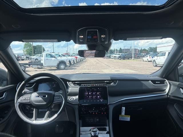 new 2025 Jeep Grand Cherokee car, priced at $41,176