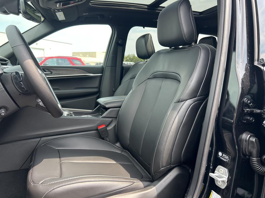 new 2025 Jeep Grand Cherokee car, priced at $50,270