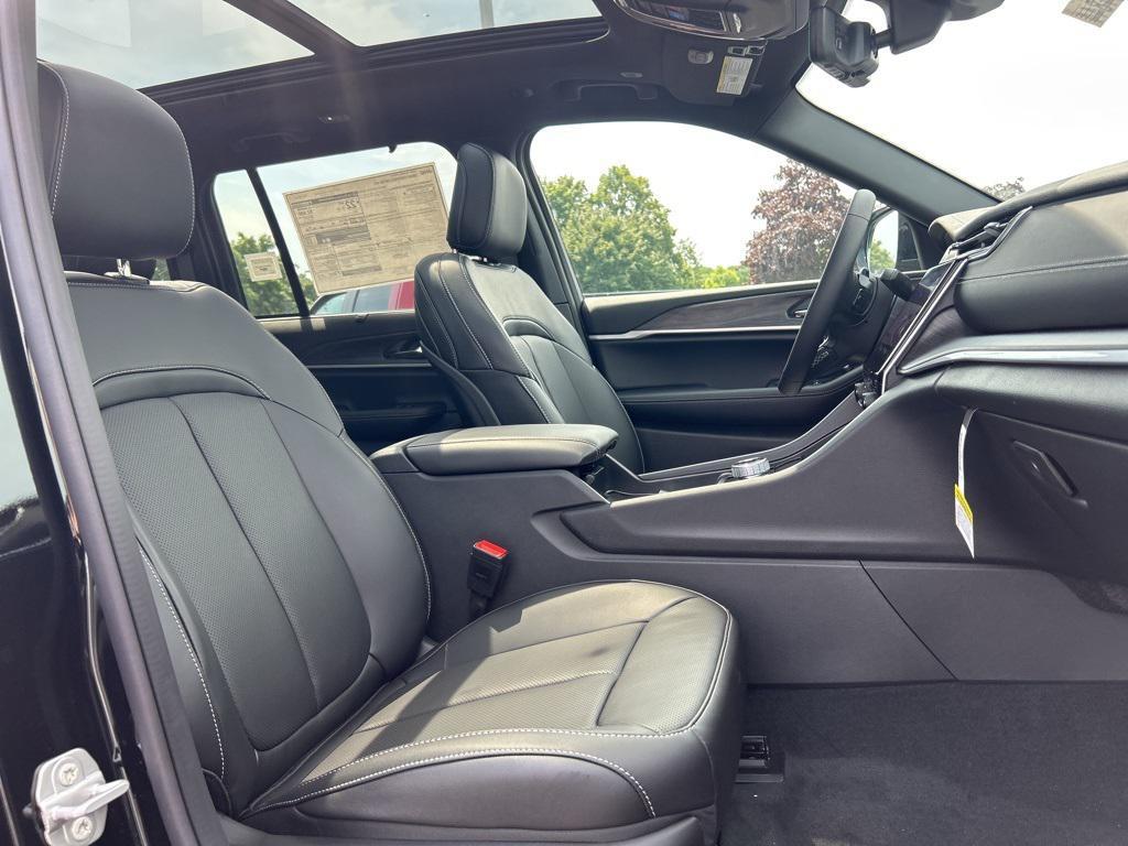 new 2025 Jeep Grand Cherokee car, priced at $50,270