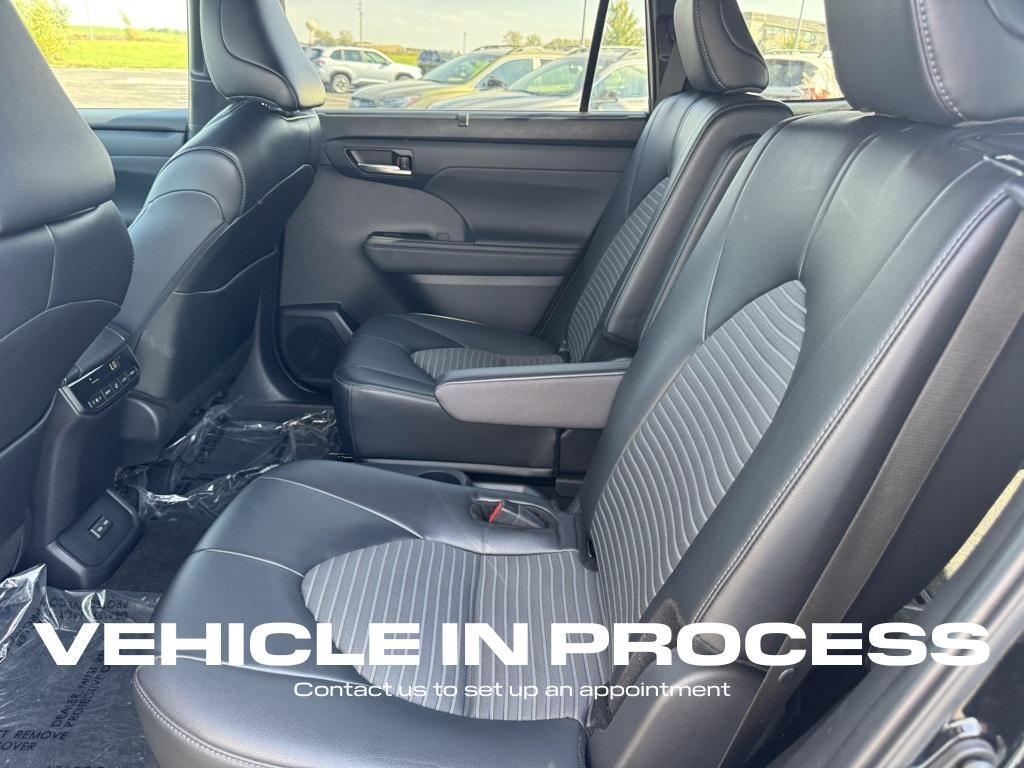 used 2024 Toyota Highlander car, priced at $40,900