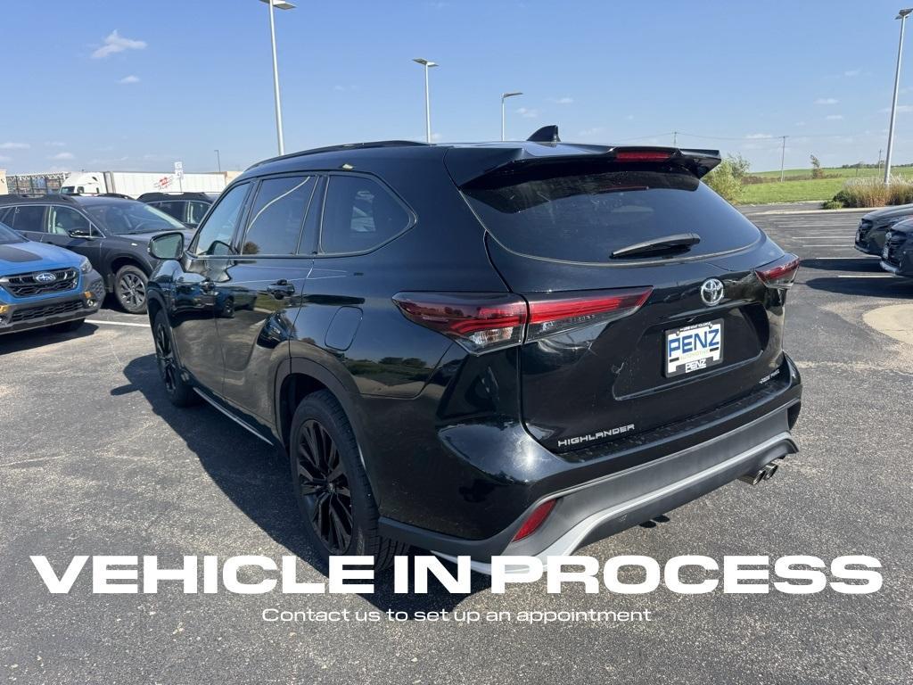 used 2024 Toyota Highlander car, priced at $40,900