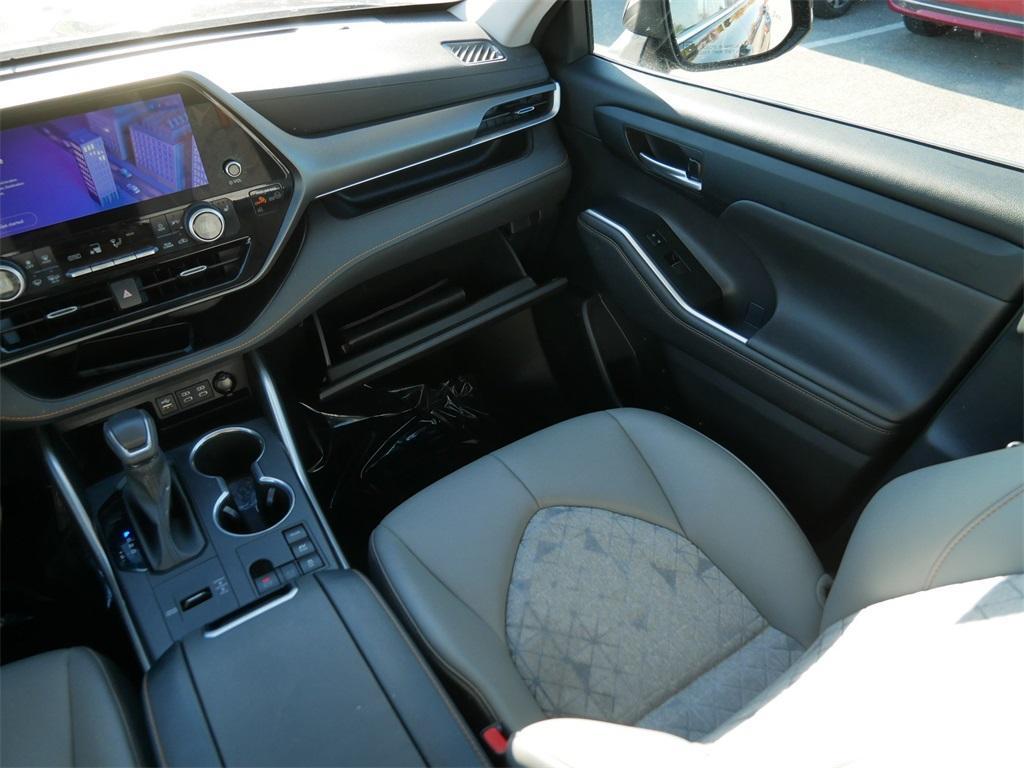 used 2023 Toyota Highlander Hybrid car, priced at $40,900