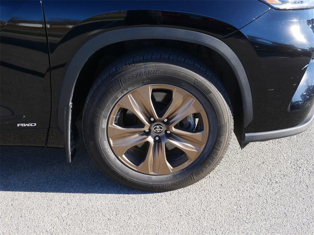 used 2023 Toyota Highlander Hybrid car, priced at $40,900