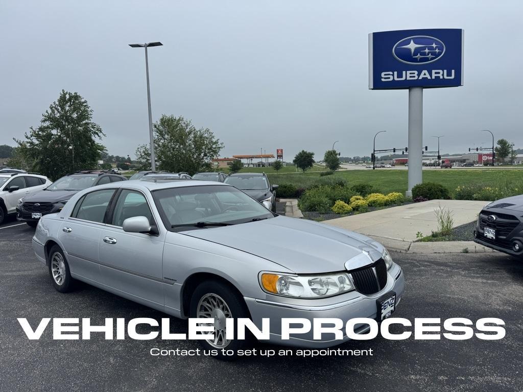 used 2002 Lincoln Town Car car, priced at $7,000