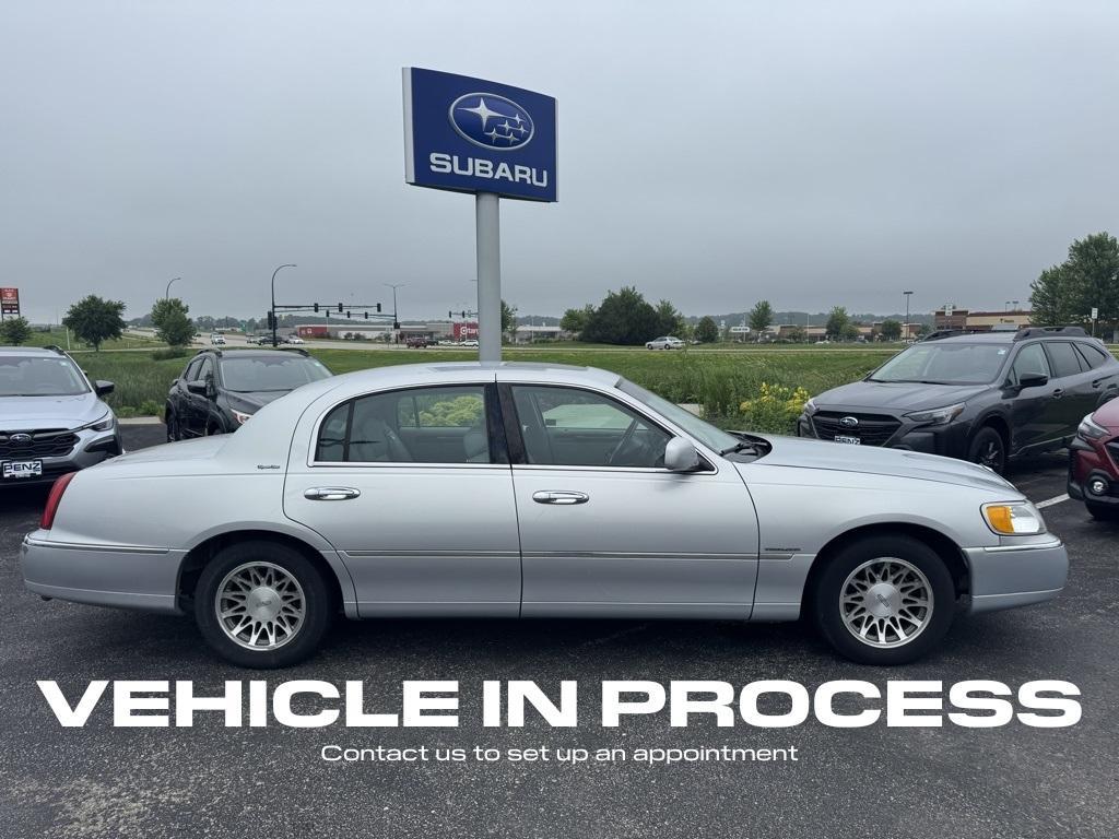 used 2002 Lincoln Town Car car, priced at $7,000