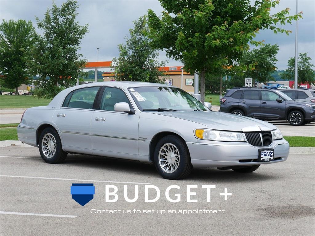 used 2002 Lincoln Town Car car, priced at $5,899