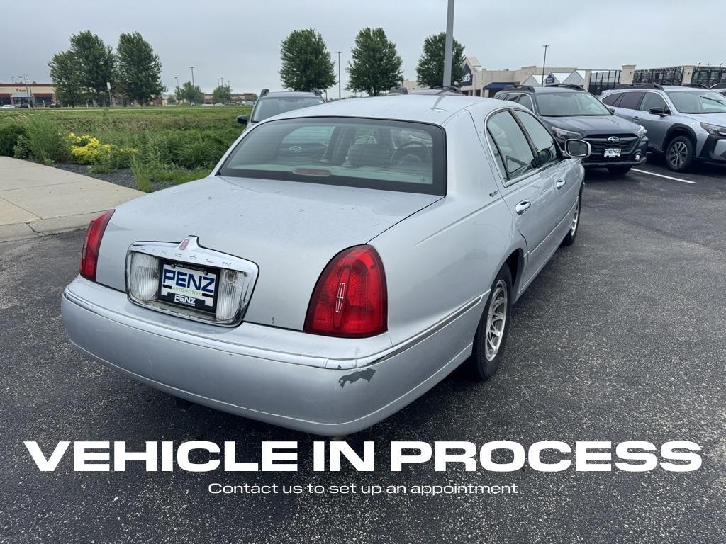 used 2002 Lincoln Town Car car, priced at $7,000