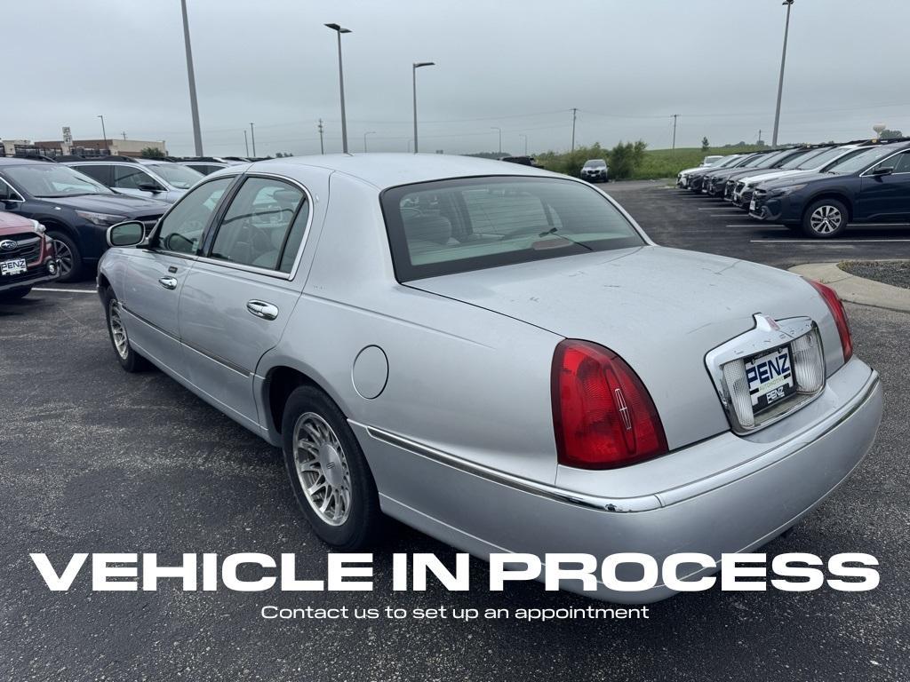 used 2002 Lincoln Town Car car, priced at $7,000