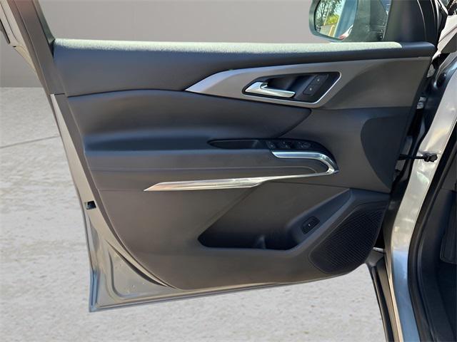 used 2025 Chevrolet Traverse car, priced at $37,324