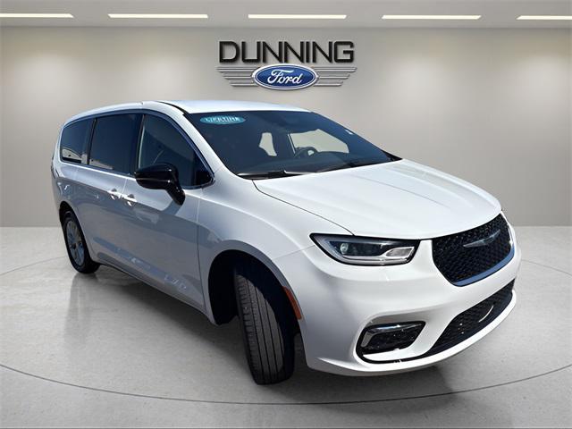 used 2025 Chrysler Pacifica car, priced at $38,665