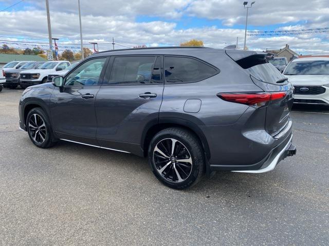 used 2022 Toyota Highlander car, priced at $38,586