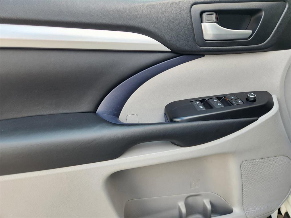 used 2018 Toyota Highlander car, priced at $21,888