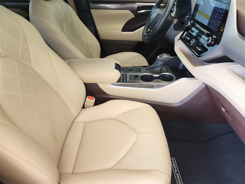 used 2020 Toyota Highlander car, priced at $29,777