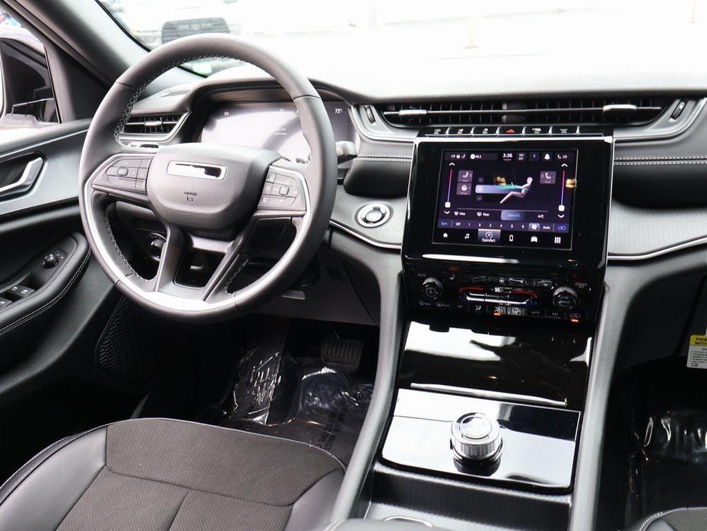new 2025 Jeep Grand Cherokee car, priced at $39,027