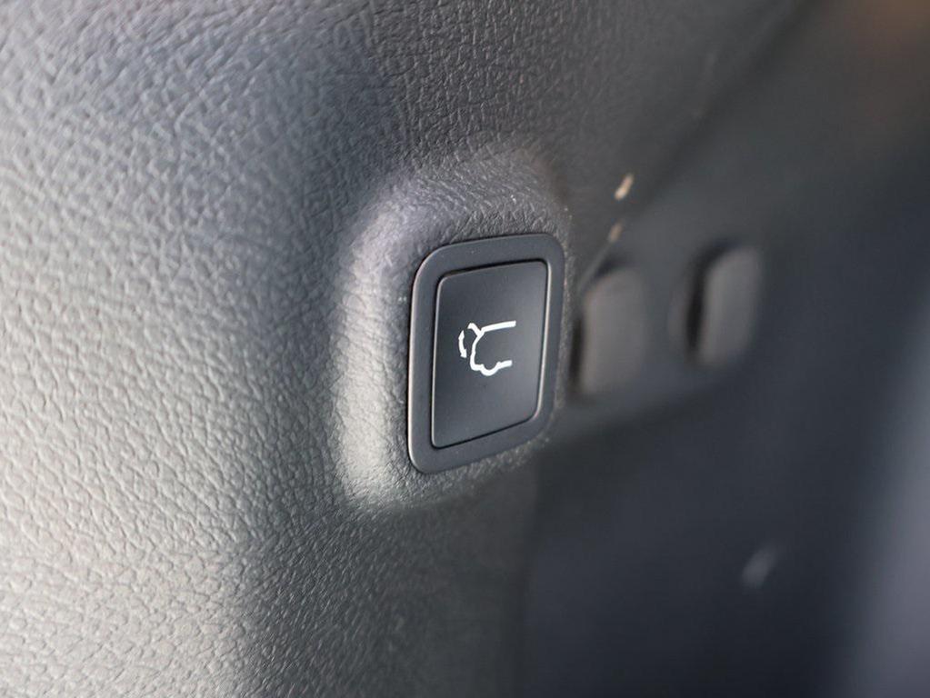 used 2023 Jeep Cherokee car, priced at $22,959