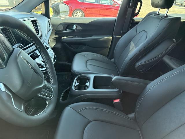 new 2025 Chrysler Pacifica car, priced at $39,032
