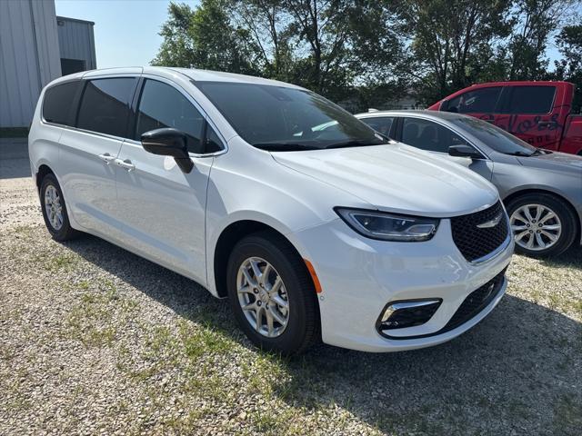 new 2025 Chrysler Pacifica car, priced at $39,032