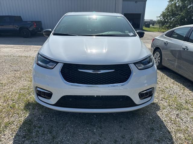 new 2025 Chrysler Pacifica car, priced at $39,032