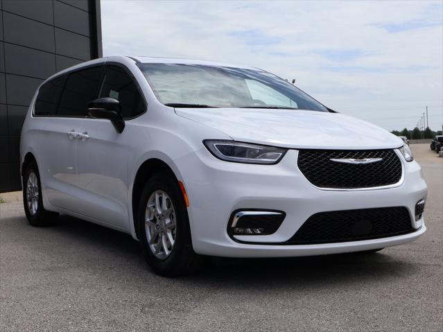 new 2025 Chrysler Pacifica car, priced at $41,147