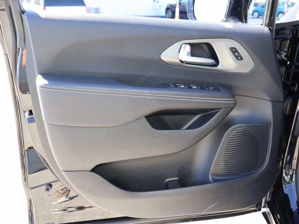 used 2025 Chrysler Pacifica car, priced at $32,999