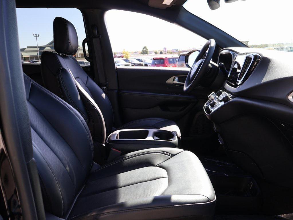 used 2025 Chrysler Pacifica car, priced at $32,999