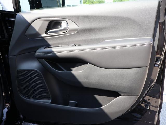 new 2025 Chrysler Pacifica car, priced at $39,252