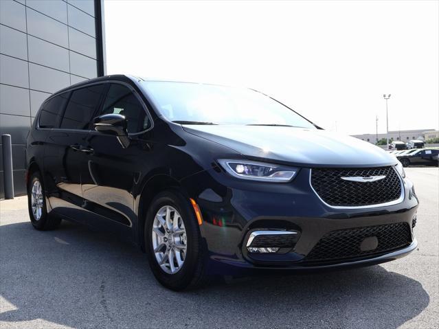 new 2025 Chrysler Pacifica car, priced at $39,252