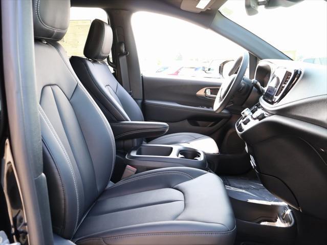 new 2025 Chrysler Pacifica car, priced at $39,252