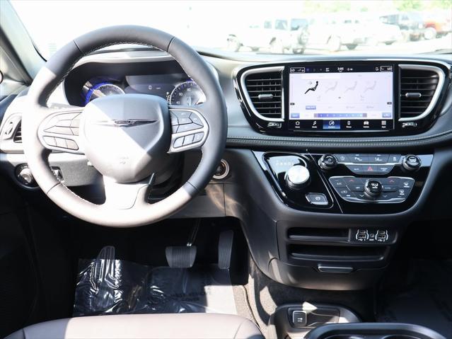 new 2025 Chrysler Pacifica car, priced at $39,252