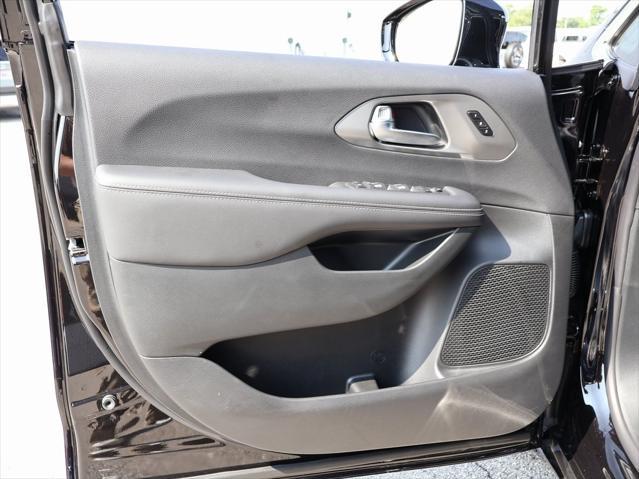 new 2025 Chrysler Pacifica car, priced at $39,252