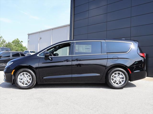 new 2025 Chrysler Pacifica car, priced at $39,252