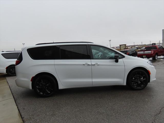 new 2024 Chrysler Pacifica car, priced at $39,796