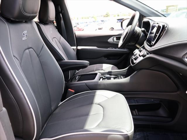 new 2025 Chrysler Pacifica Hybrid car, priced at $51,776