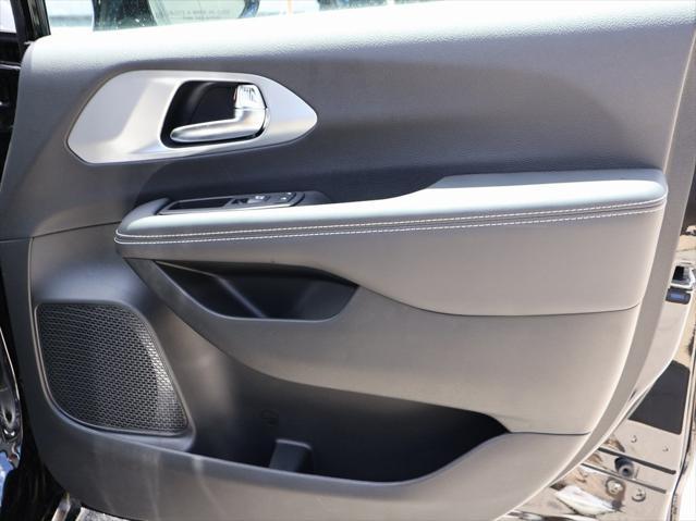 new 2025 Chrysler Pacifica Hybrid car, priced at $51,776