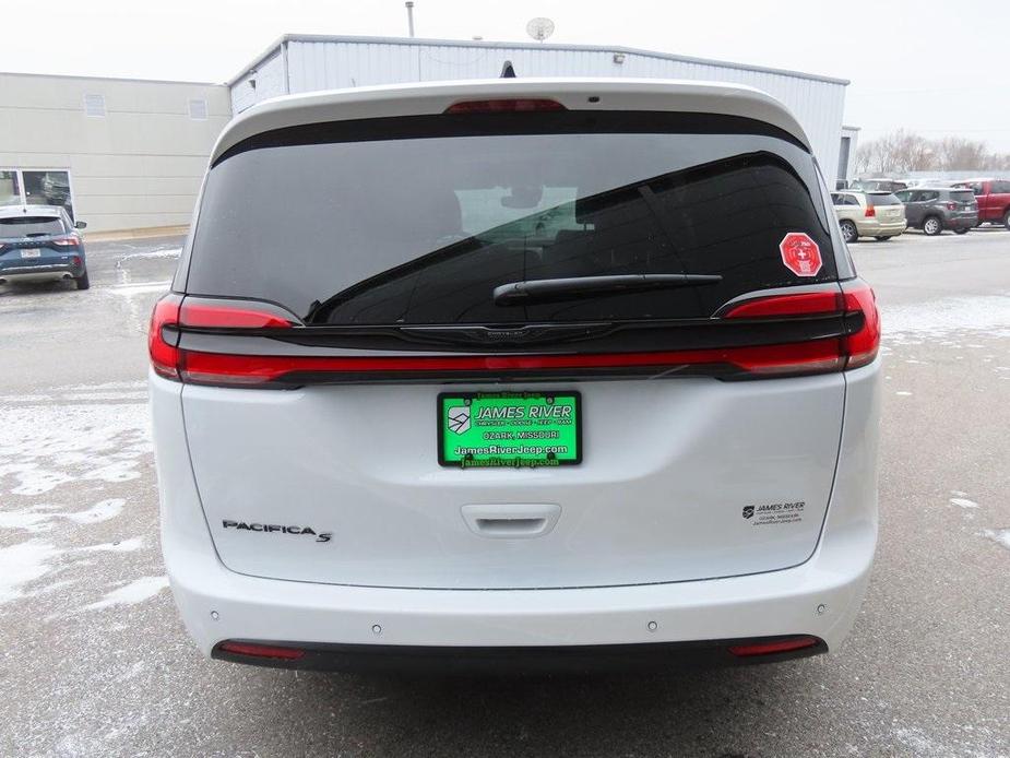 new 2024 Chrysler Pacifica car, priced at $45,685